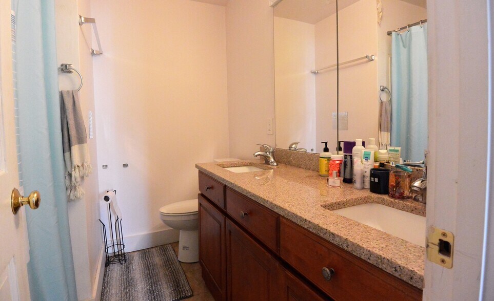 Building Photo - 5 Lawrence St