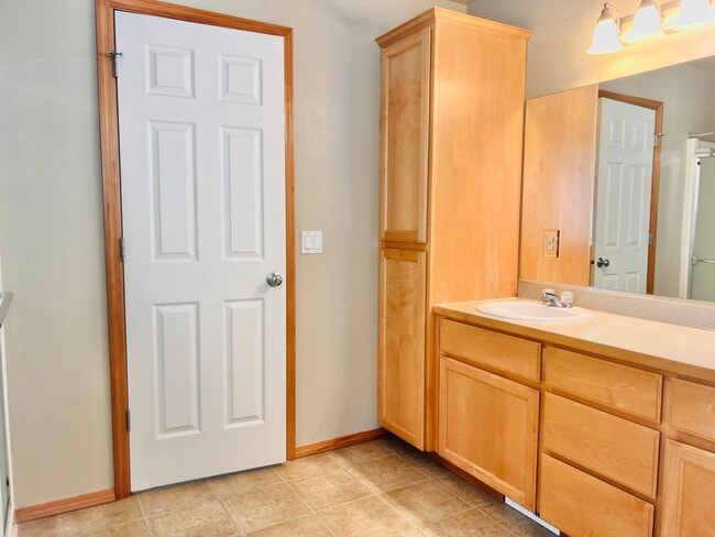 Building Photo - Enormous 4 Bed 2.5Bath + Bonus Room Great Lacey Neighborhood