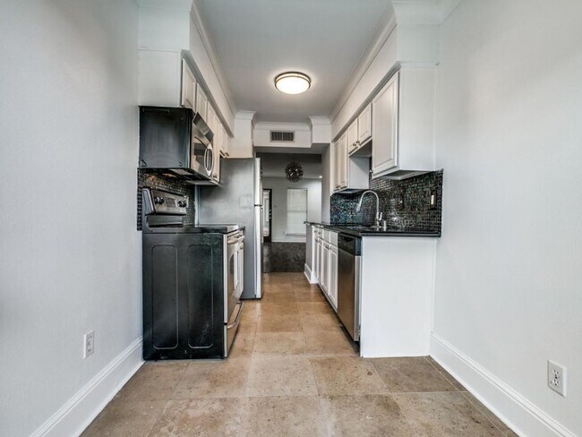 Building Photo - Remodeled Central Dallas Condo