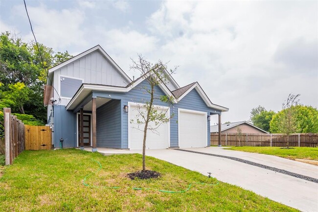 Building Photo - 616 W Dittmar Rd