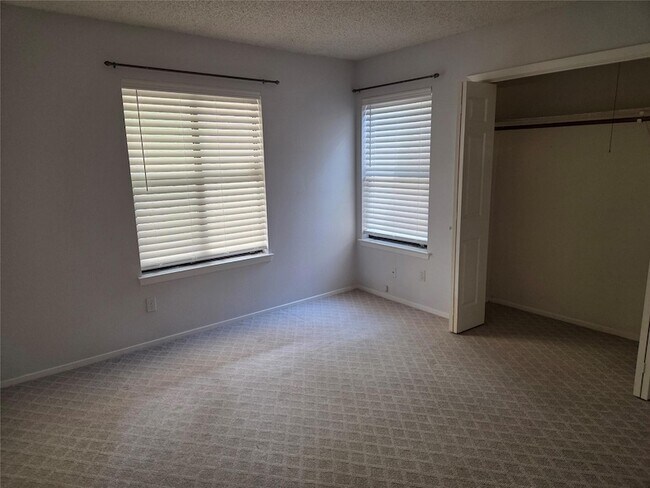 Building Photo - 8111 Baywood Dr