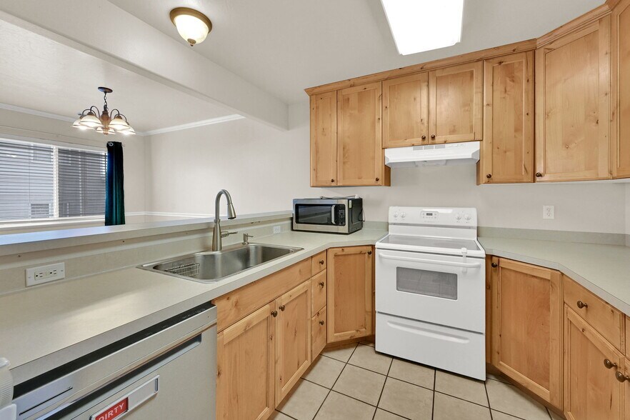 Building Photo - 3117 Van Buren Ave