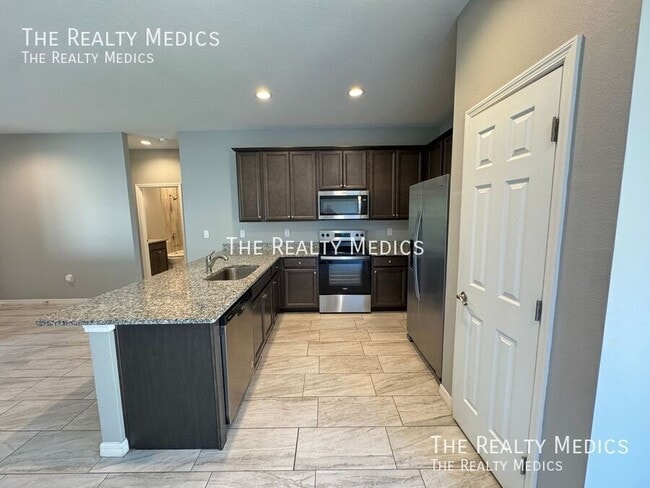 Building Photo - 2570 SE Rayburn Ave