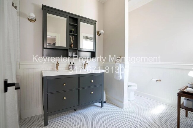 Building Photo - Modern Bungalow walking distance to Fountain Square!