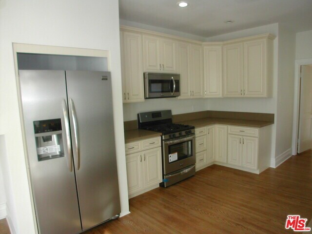 Building Photo - 857 S Sycamore Ave
