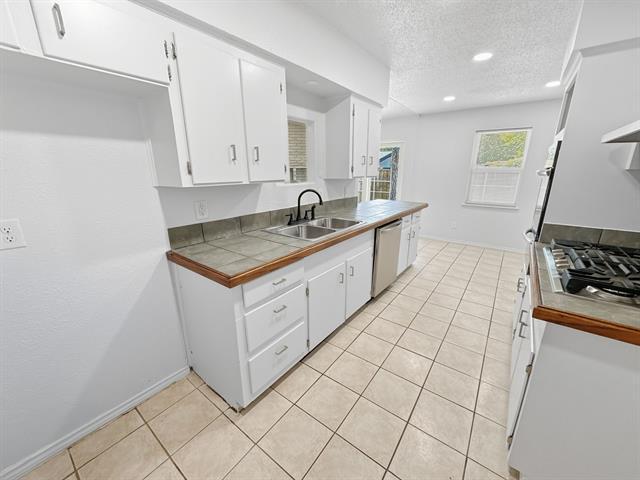 Building Photo - 2120 Vickie Dr