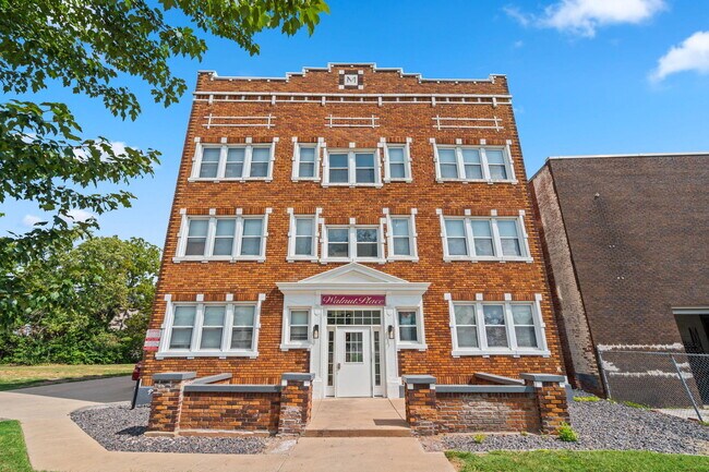 Building Photo - 527 E Walnut St