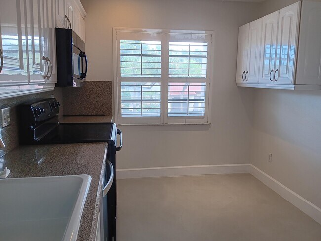 Building Photo - 8045 Eastlake Dr