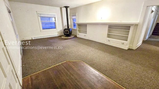 Building Photo - 4 Bed, 2 Bath Home with Fenced Yard / Vouchers Accepted