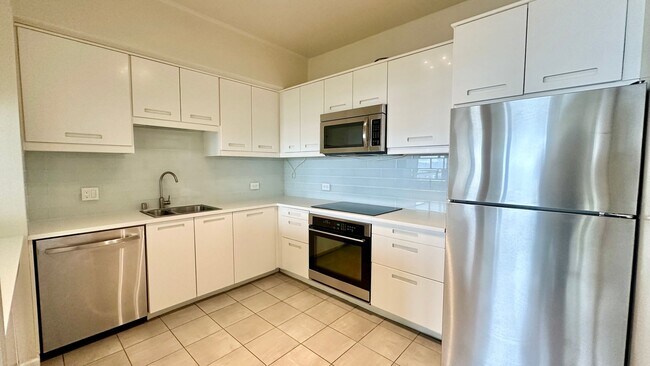 Building Photo - GORGEOUS Views from the 29th Floor 2bd 2ba...