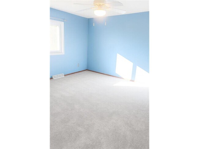 Building Photo - 9 Heights Rd NE