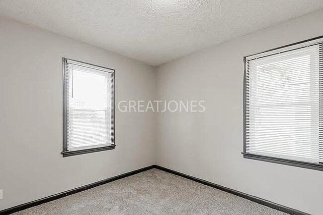 Building Photo - 1956 Glenridge Dr