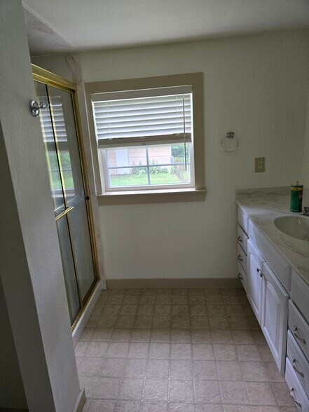 2nd bathroom - 4234 FM 1446