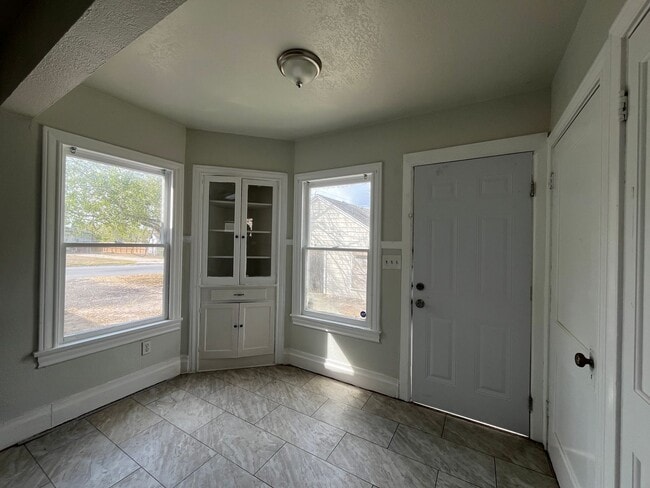 Building Photo - HOUSING VOUCHERS ACCEPTED