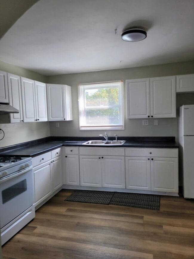 Building Photo - 14001 Lamon Ave
