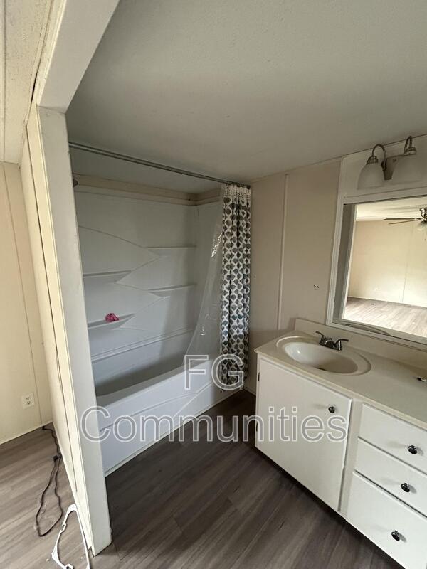 Building Photo - 1803 Breezewood Dr