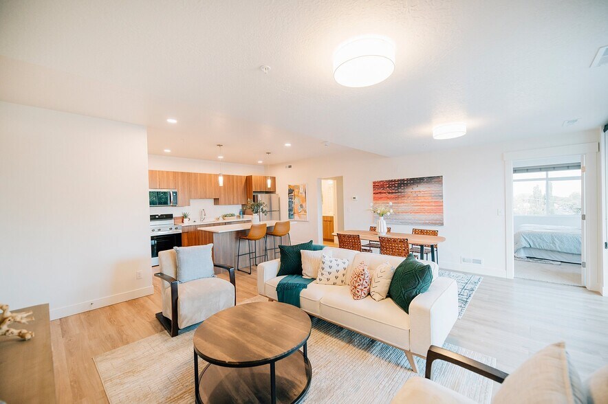 Building Photo - 43 W 400 S