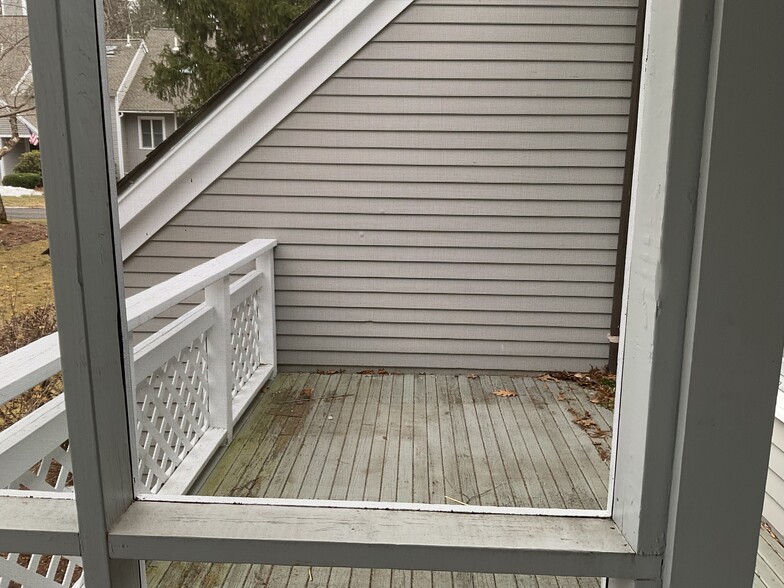 Deck (accessed through screened porch) - 6 Goldfinch Ln