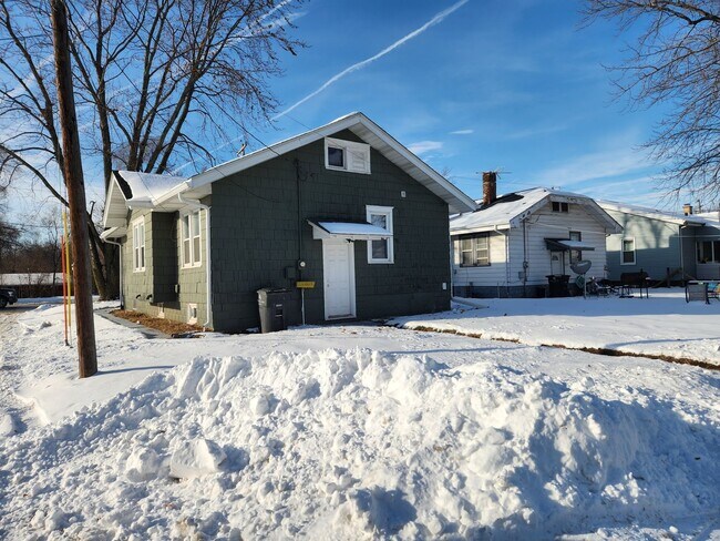 Building Photo - Great House in Rock Island  2 Bedroom