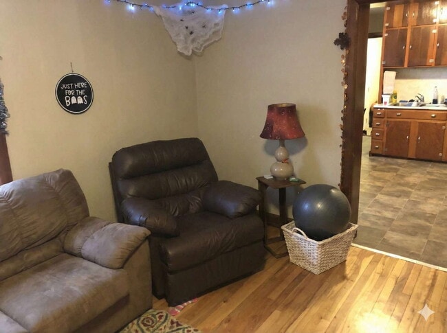 Building Photo - Great 4 Bed 1 Bath close to UWEC!