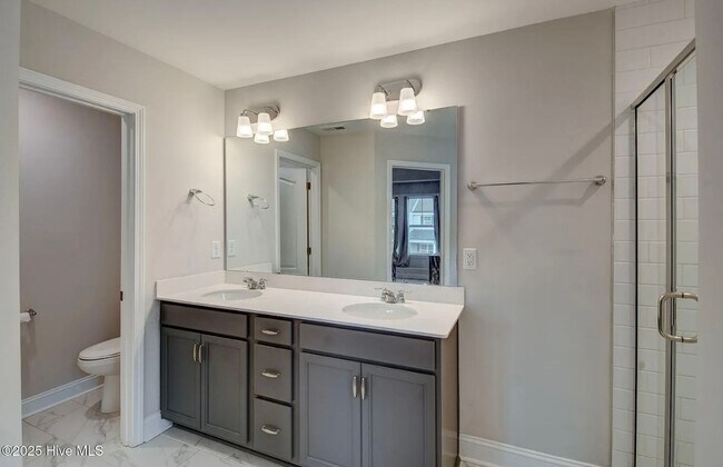 Building Photo - Single Family Home in Desirable Neighborhood