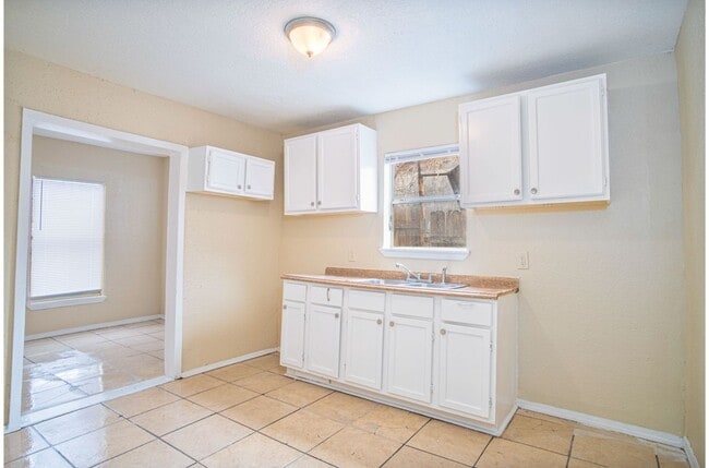 Building Photo - Don't Miss This Relaxing 3BR/1BA Home Near Beautiful Downtown!