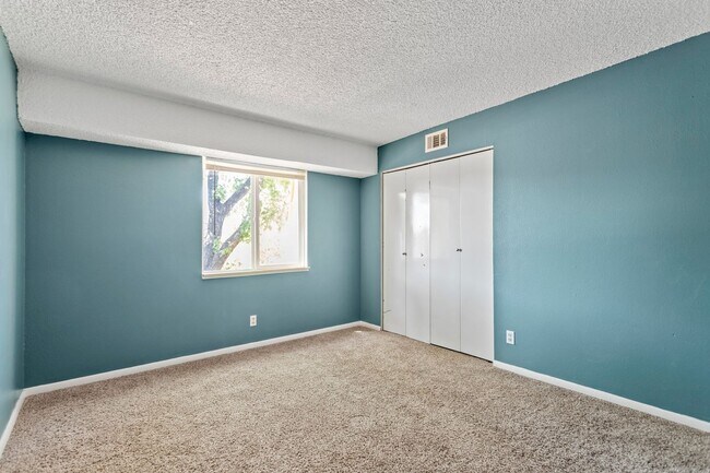 Building Photo - 2 bed / 1 bath - Whispering Pines Condo