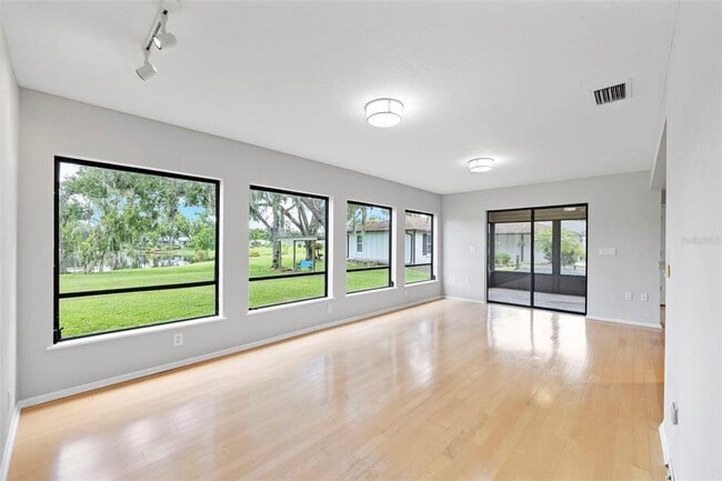 Building Photo - 8006 Oak Dr