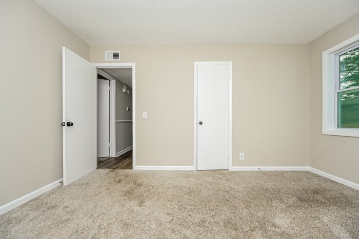 Building Photo - 951 Woodbridge Dr NE