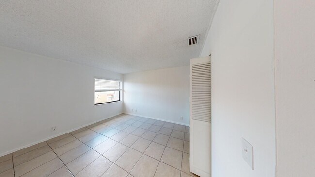 Building Photo - 1580 Montauk Dr