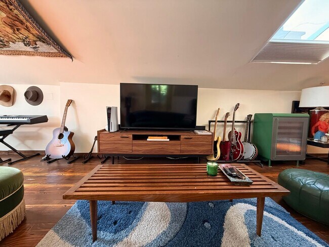 Building Photo - Furnished 1940s Beachwood Canyon Retreat with Treetop Deck + Creative Loft!