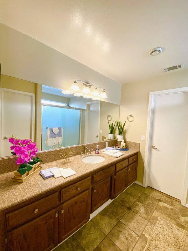 Building Photo - Best Deal in SW Bakersfield. Fully furnished home with a Pool