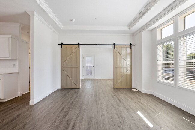 Building Photo - 517 Calabasas Rd