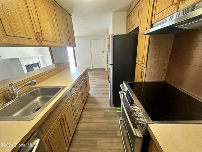 Building Photo - 9 Donna Lynn Dr