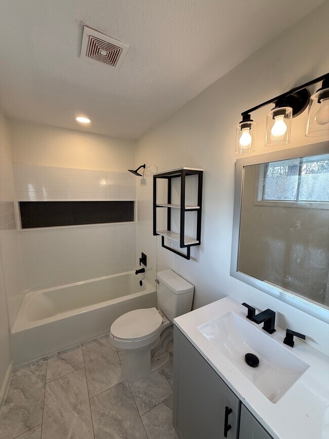 Building Photo - 323 Forrest Glen Rd