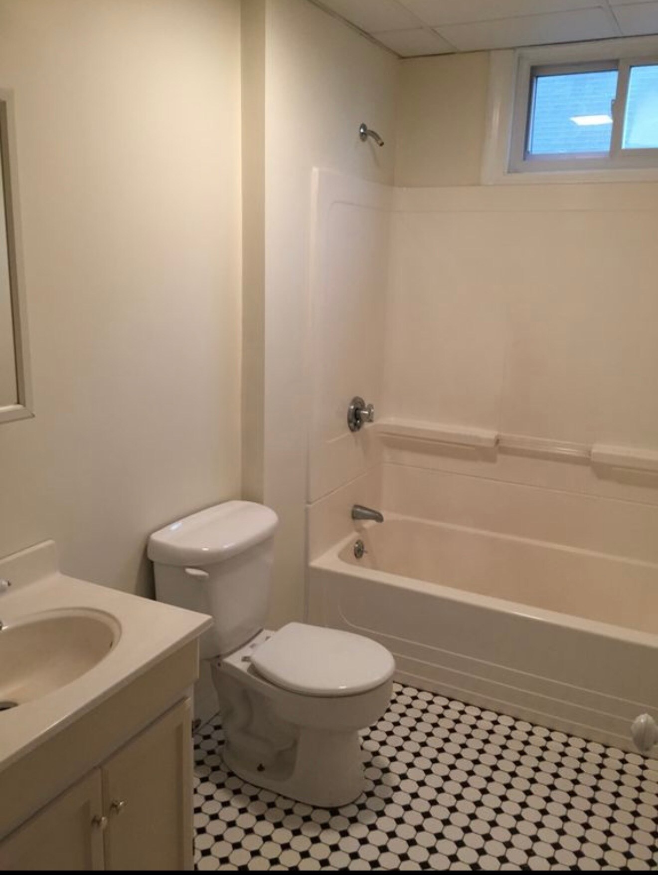 Building Photo - 756 Saratoga St