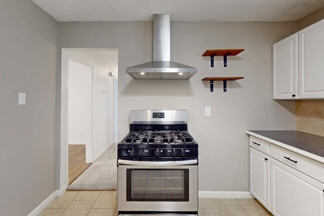 Building Photo - 2304 Staunton Dr