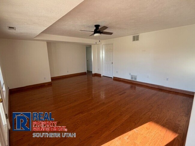 Building Photo - Golf Course Home