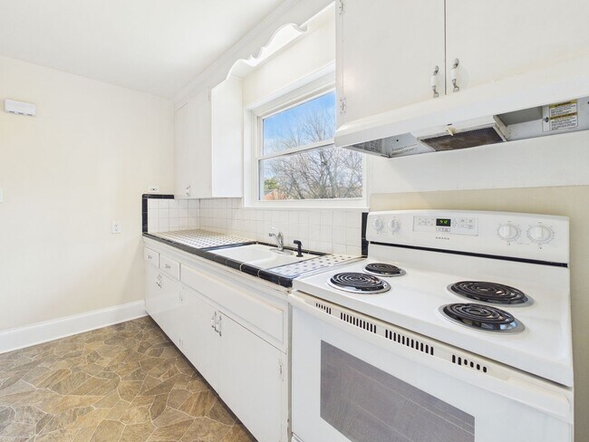 Building Photo - 1815 Powell Rd