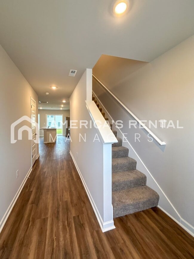 Building Photo - Escape to Lakeside Living in Lincoln! Available to View Now!!!