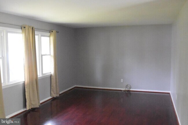 Building Photo - 936 Longfellow Ct