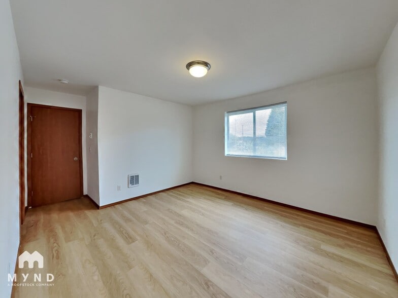 Building Photo - 1412 E 64th St