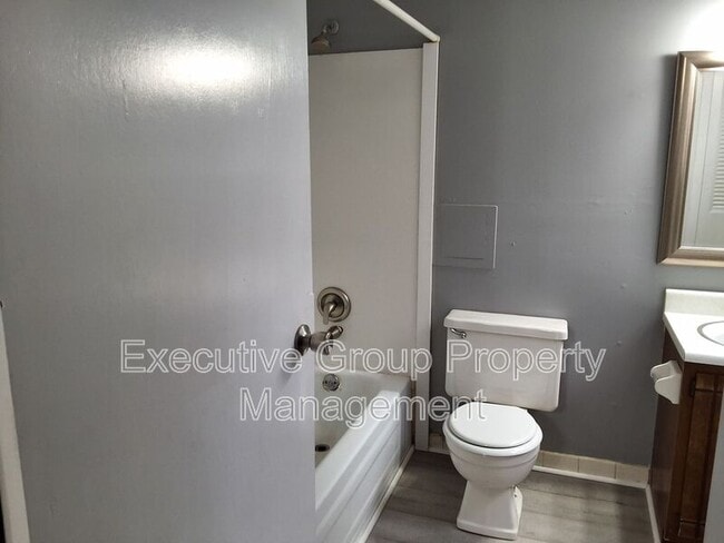 Building Photo - 246 Elmwood Dr