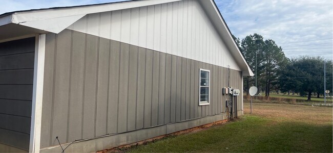 Building Photo - 310 Carriage Ln