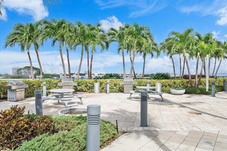 Building Photo - 601 NE 36th St