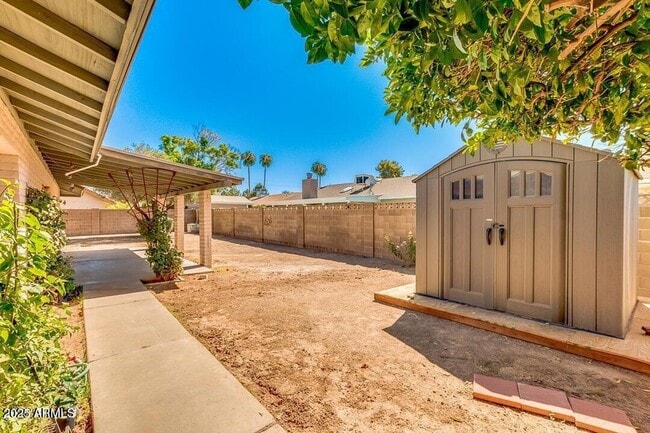 Building Photo - 831 E Stephens Dr