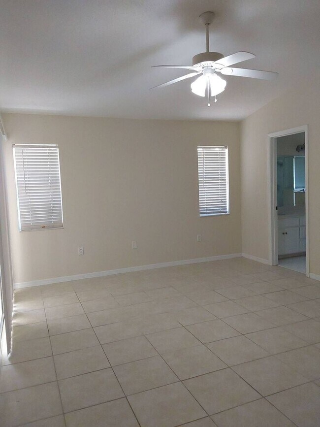 Building Photo - Beautiful 3 Bedroom + Den, 2 Bathroom Home...