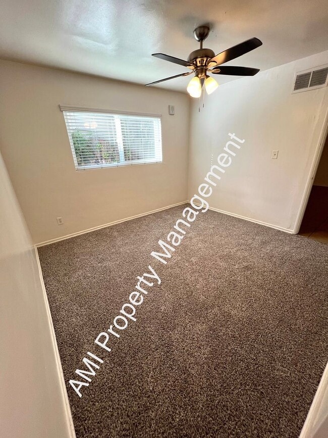 Building Photo - Move in Special!! $1/2 off 1st Month's Rent!!