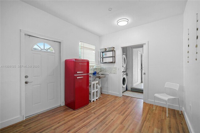 Building Photo - 16101 NE 11th Ave