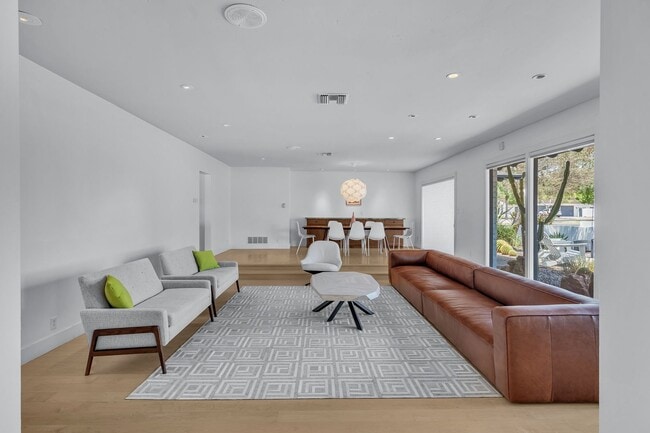 Building Photo - Mid-century modern home in Arcadia with pr...